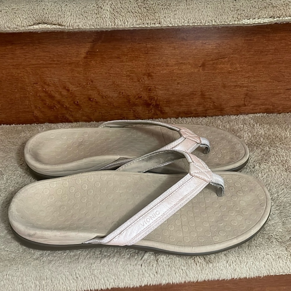 Vionic Cream and Brown Sandals Comfort Slip-On